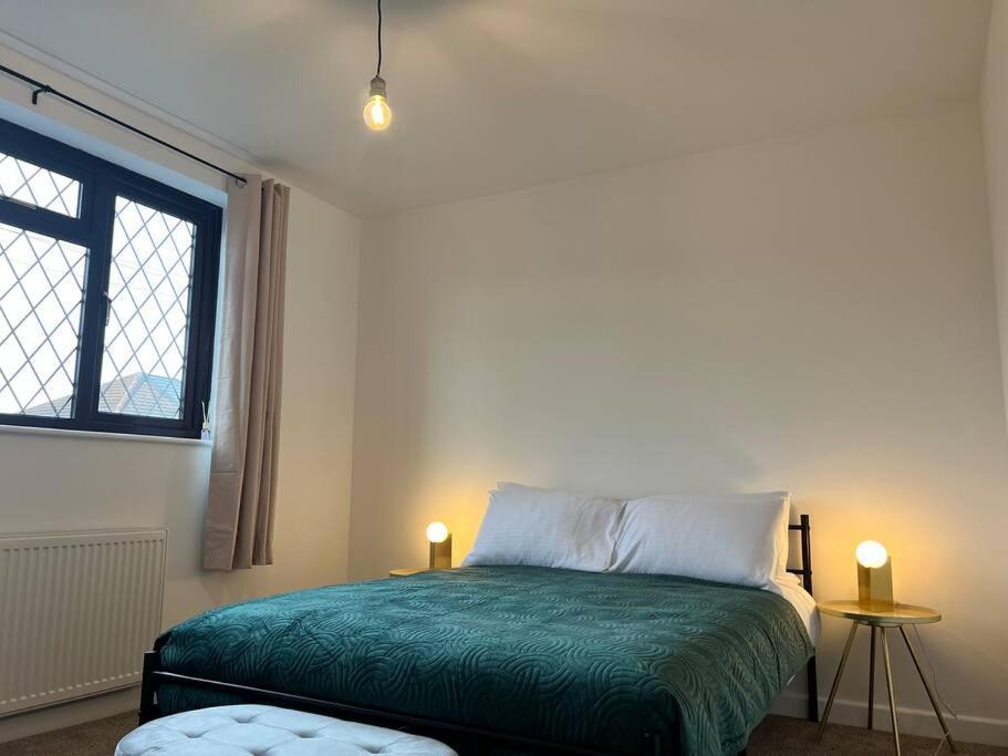 Entire Newly Renovated House -southampton - Private Driveway Parking - 4 Bedrooms 5 Beds Sleeps 7 - Great For Friends, Families & Contractors Holiday home