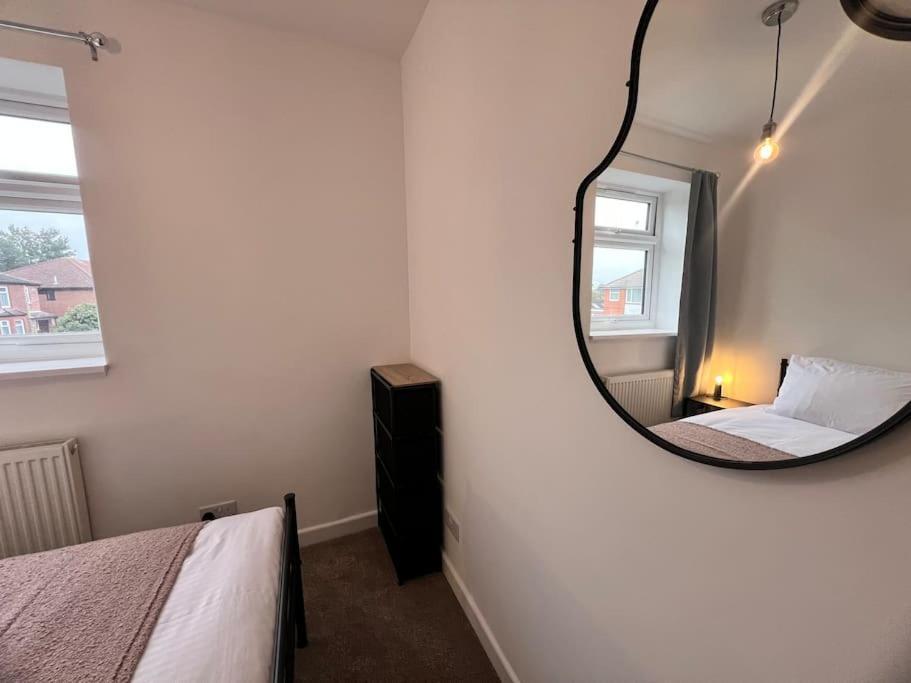Entire Newly Renovated House -southampton - Private Driveway Parking - 4 Bedrooms 5 Beds Sleeps 7 - Great For Friends, Families & Contractors *
