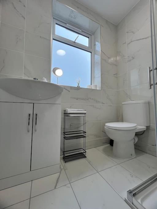 Entire Newly Renovated House -southampton - Private Driveway Parking - 4 Bedrooms 5 Beds Sleeps 7 - Great For Friends, Families & Contractors Holiday home *