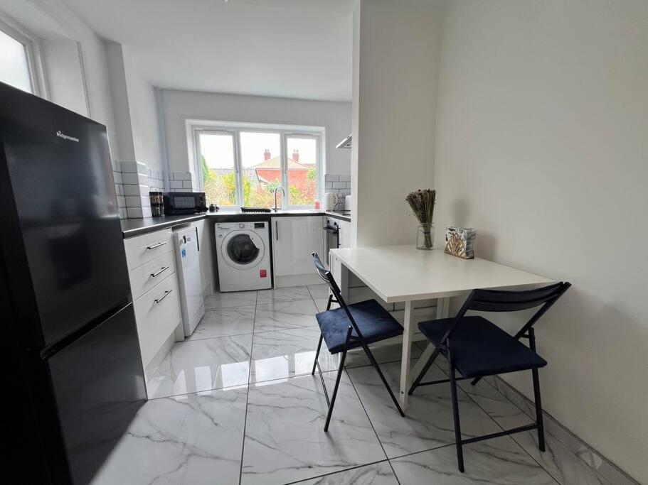Entire Newly Renovated House -southampton - Private Driveway Parking - 4 Bedrooms 5 Beds Sleeps 7 - Great For Friends, Families & Contractors Holiday home *