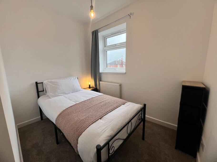Entire Newly Renovated House -southampton - Private Driveway Parking - 4 Bedrooms 5 Beds Sleeps 7 - Great For Friends, Families & Contractors Holiday home