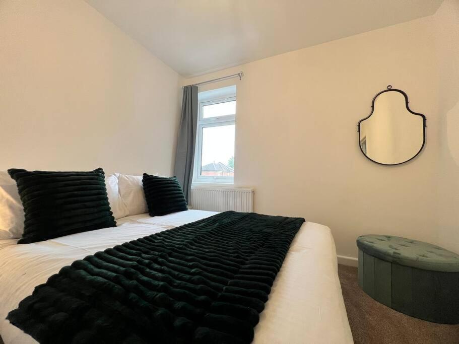 Holiday home Entire Newly Renovated House -southampton - Private Driveway Parking - 4 Bedrooms 5 Beds Sleeps 7 - Great For Friends, Families & Contractors