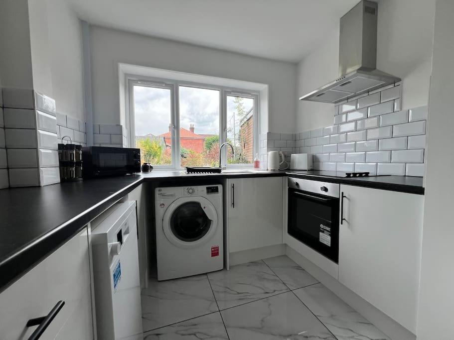 Holiday home Entire Newly Renovated House -southampton - Private Driveway Parking - 4 Bedrooms 5 Beds Sleeps 7 - Great For Friends, Families & Contractors Southampton