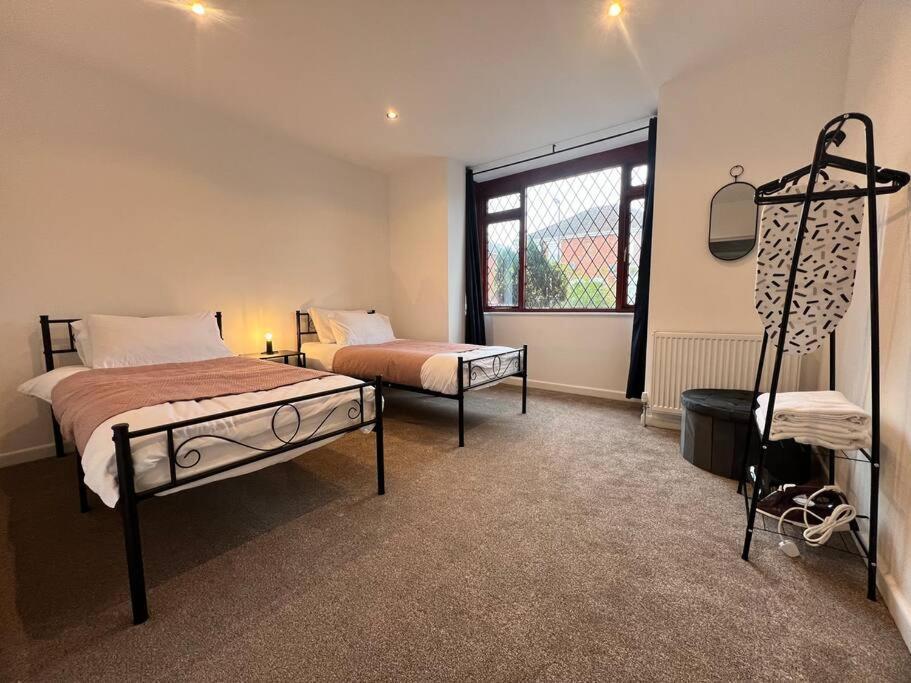 Entire Newly Renovated House -southampton - Private Driveway Parking - 4 Bedrooms 5 Beds Sleeps 7 - Great For Friends, Families & Contractors Holiday home
