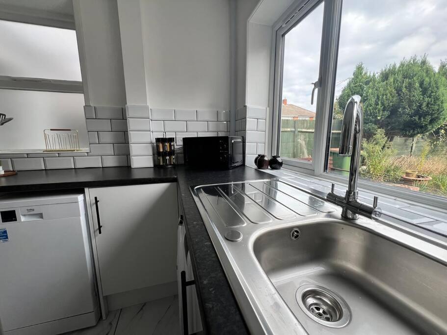 Holiday home Entire Newly Renovated House -southampton - Private Driveway Parking - 4 Bedrooms 5 Beds Sleeps 7 - Great For Friends, Families & Contractors